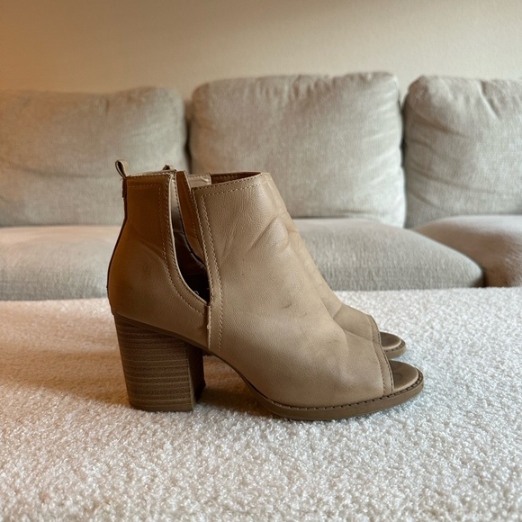 Booties size 8 - Picture 2 of 3